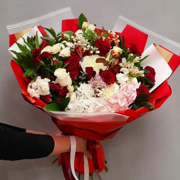 Букет сборный, артикул F1095695 - 14041 рублей, доставка по городу. Flawery - доставка цветов