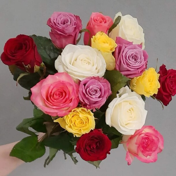 15 роз микс под ленту, артикул F1095705 - 4900 рублей, доставка по городу. Flawery - доставка цветов