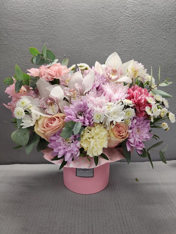 Цветы в коробке, артикул F1154984 - 5281 рублей, доставка по городу. Flawery - доставка цветов