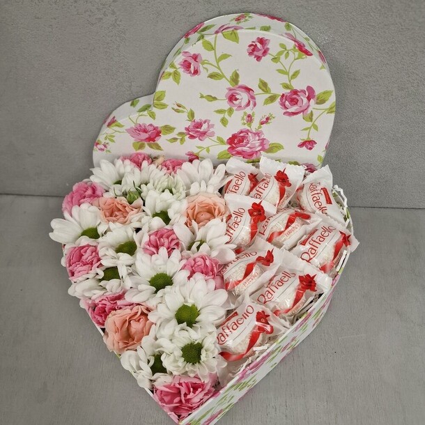 Цветы в коробке сердце, артикул F1186776 - 3691 рублей, доставка по городу. Flawery - доставка цветов