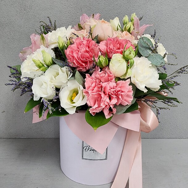 Цветы в коробке, артикул F1191252 - 3711 рублей, доставка по городу. Flawery - доставка цветов