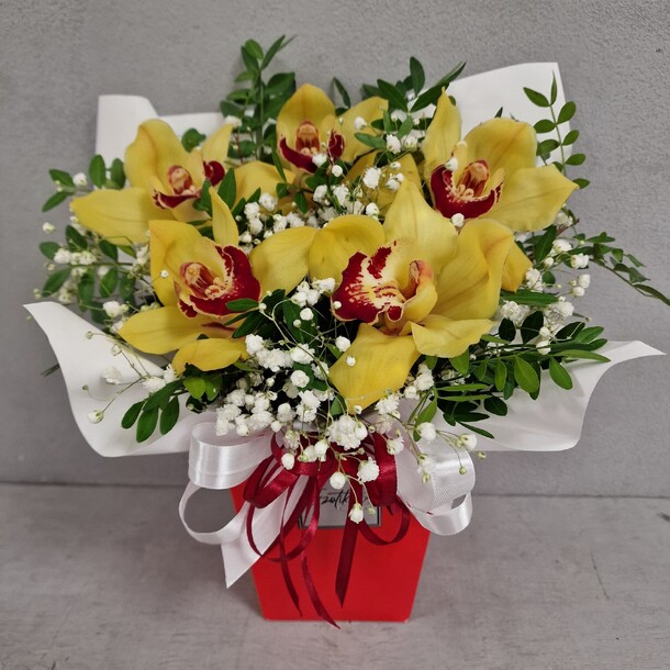 Цветы в коробке, артикул F1249382 - 3215 рублей, доставка по городу. Flawery - доставка цветов