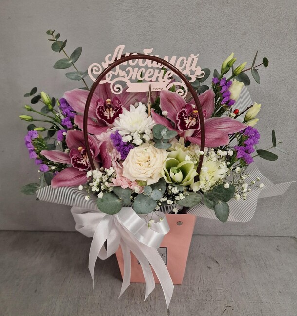 Цветы в коробке, артикул F1254397 - 3691 рублей, доставка по городу. Flawery - доставка цветов