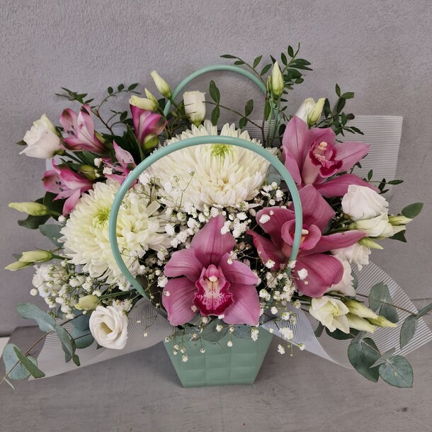 Цветы в коробке, артикул F1257301 - 4041 рублей, доставка по городу. Flawery - доставка цветов