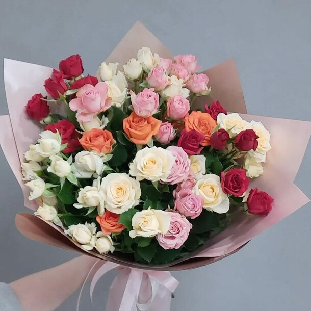 9 кустовых роз в оформлении, артикул F1343305 - 5809 рублей, доставка по городу. Flawery - доставка цветов