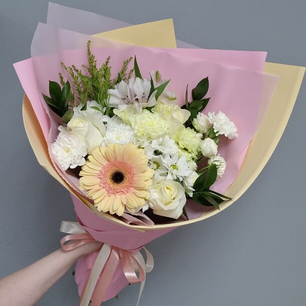Нежный букет с герберой, артикул F1343555 - 4785 рублей, доставка по городу. Flawery - доставка цветов