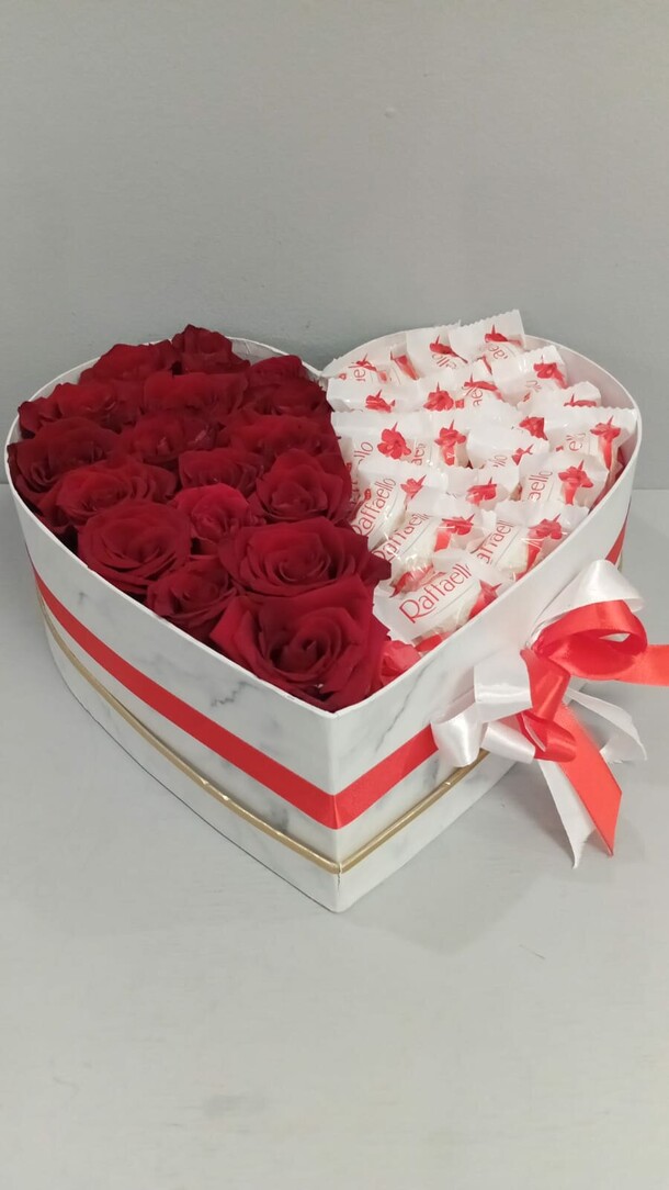 Цветы в коробке сердце, артикул F1382804 - 8256 рублей, доставка по городу. Flawery - доставка цветов