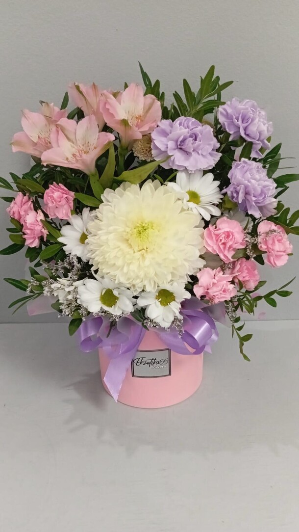 Цветы в коробке с диантусом, артикул F1382815 - 3073 рублей, доставка по городу. Flawery - доставка цветов