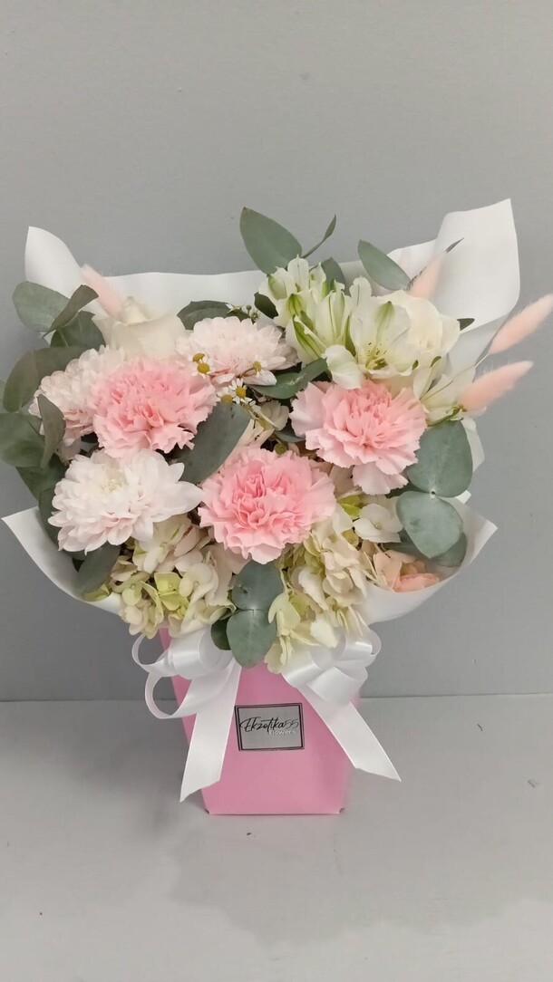 Цветы в коробке, артикул F1384048 - 3215 рублей, доставка по городу. Flawery - доставка цветов