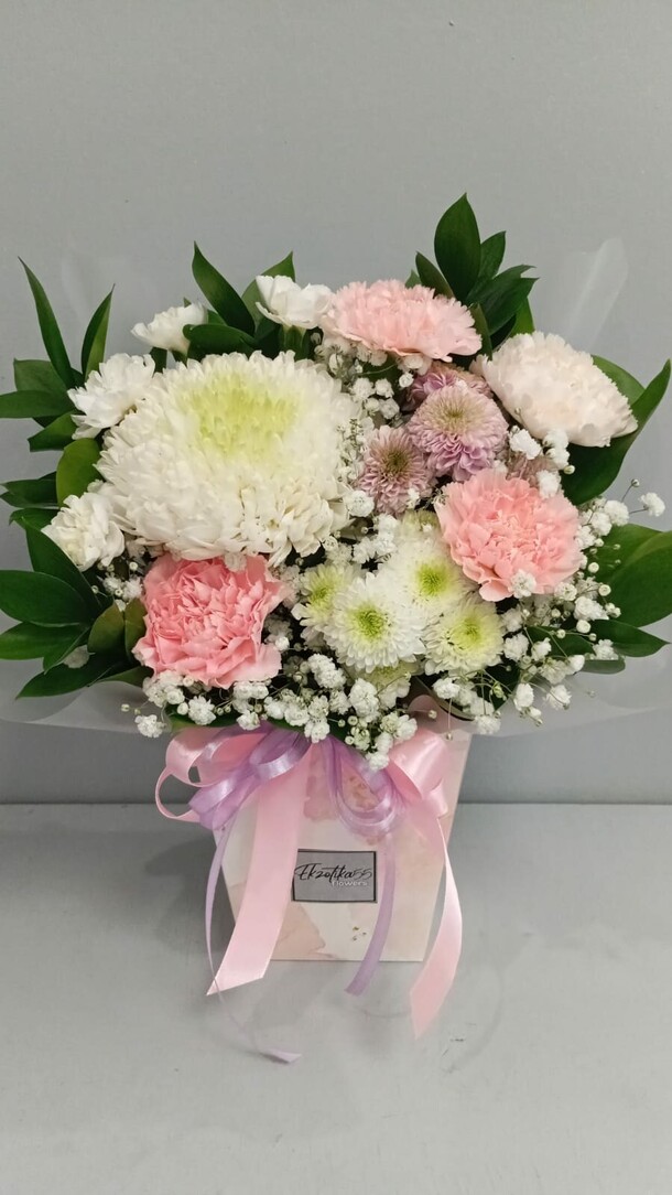 Цветы в коробке, артикул F1391667 - 3463 рублей, доставка по городу. Flawery - доставка цветов