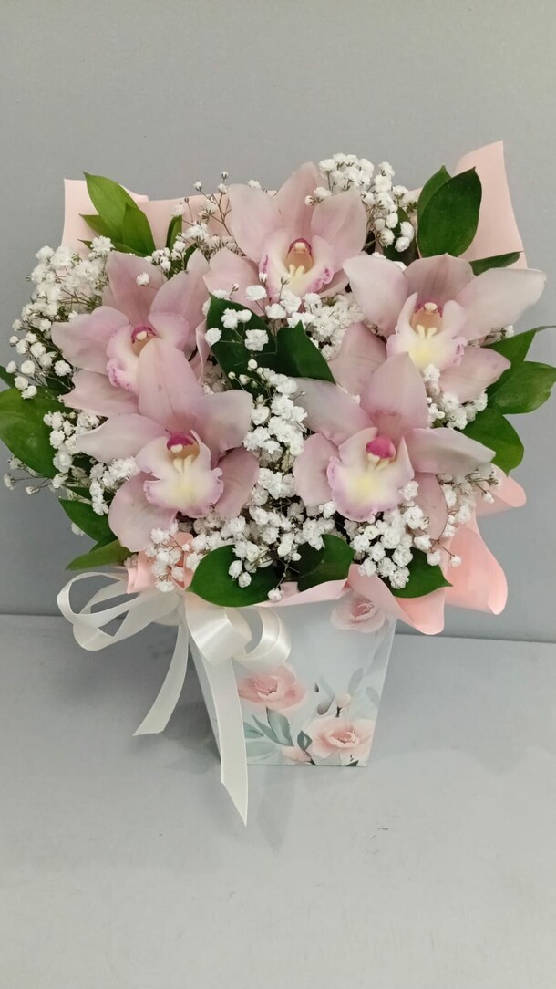 Орхидеи с гипсофилой в коробке, артикул F1391668 - 3050 рублей, доставка по городу. Flawery - доставка цветов