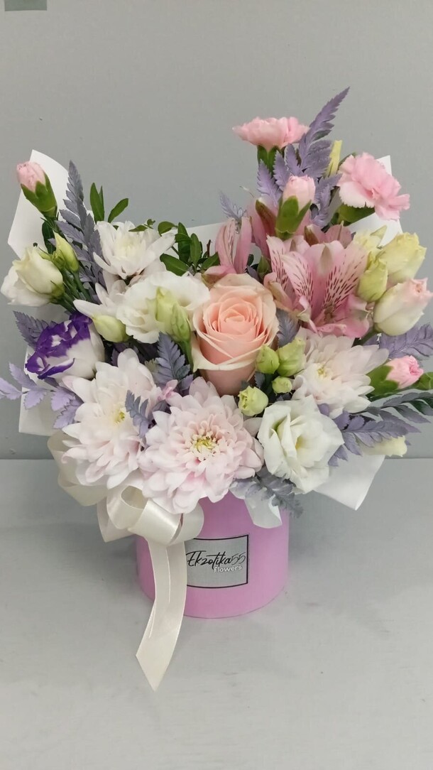 Цветы в коробке, артикул F1391701 - 3107 рублей, доставка по городу. Flawery - доставка цветов