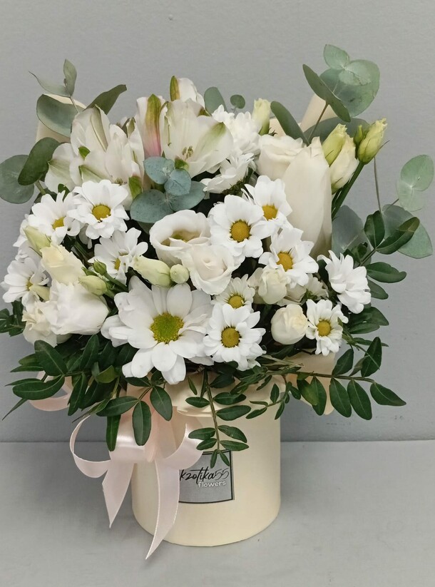 Цветы в коробке, артикул F1398460 - 3050 рублей, доставка по городу. Flawery - доставка цветов