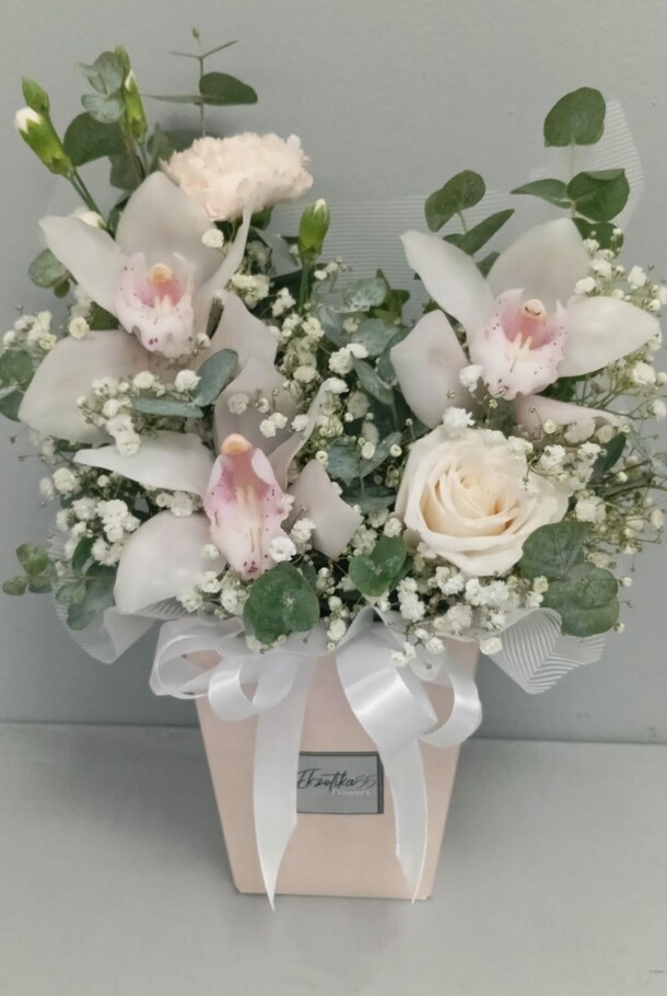 Цветы в коробке, артикул F1399329 - 3132 рублей, доставка по городу. Flawery - доставка цветов