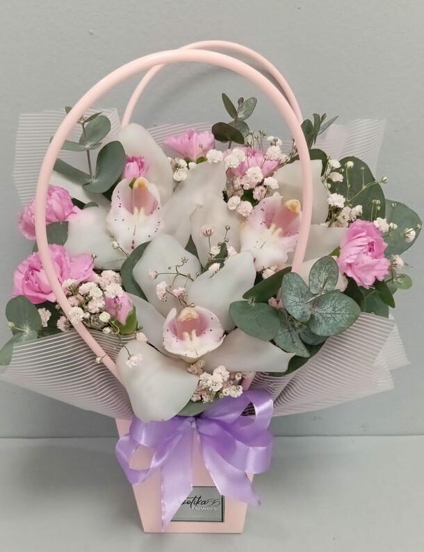 Цветы в коробке, артикул F1402139 - 2925 рублей, доставка по городу. Flawery - доставка цветов