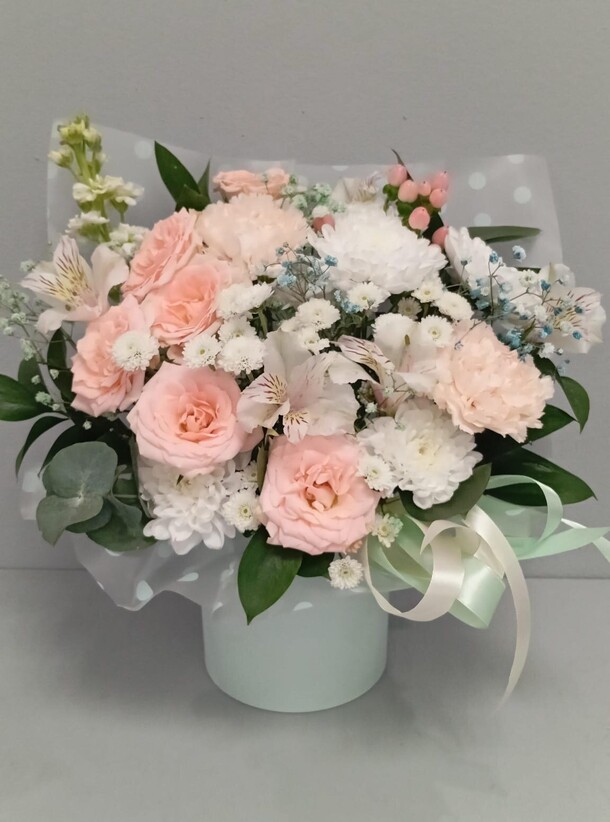 Цветы в коробке, артикул F1410524 - 3628 рублей, доставка по городу. Flawery - доставка цветов