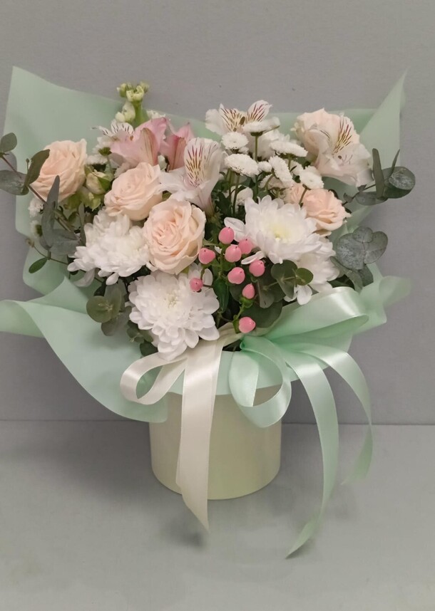 Цветы в коробке, артикул F1410525 - 3794 рублей, доставка по городу. Flawery - доставка цветов