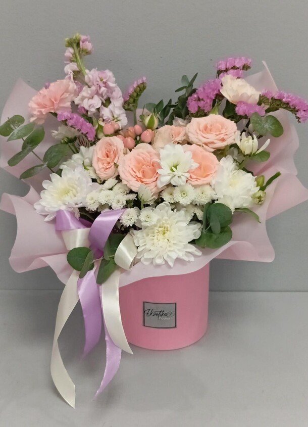 Цветы в коробке, артикул F1410526 - 3711 рублей, доставка по городу. Flawery - доставка цветов