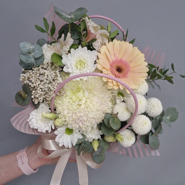 Цветы в коробке, артикул F1412063 - 3934 рублей, доставка по городу. Flawery - доставка цветов