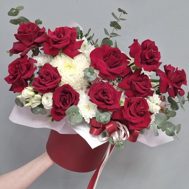 Цветы в коробке, артикул F1412684 - 7677 рублей, доставка по городу. Flawery - доставка цветов