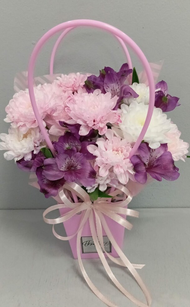 Цветы в коробке, артикул F1416245 - 2471 рублей, доставка по городу. Flawery - доставка цветов