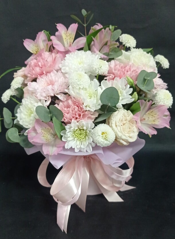 Цветы в коробке, артикул F1419477 - 3876 рублей, доставка по городу. Flawery - доставка цветов