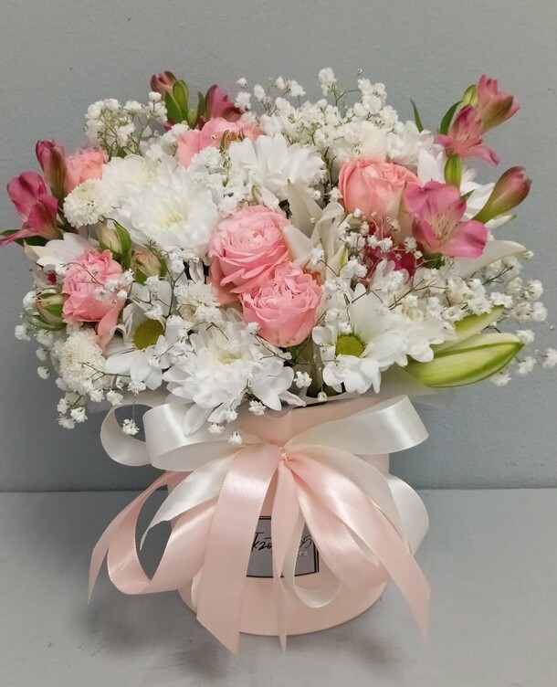 Цветы в коробке, артикул F1421649 - 3537 рублей, доставка по городу. Flawery - доставка цветов