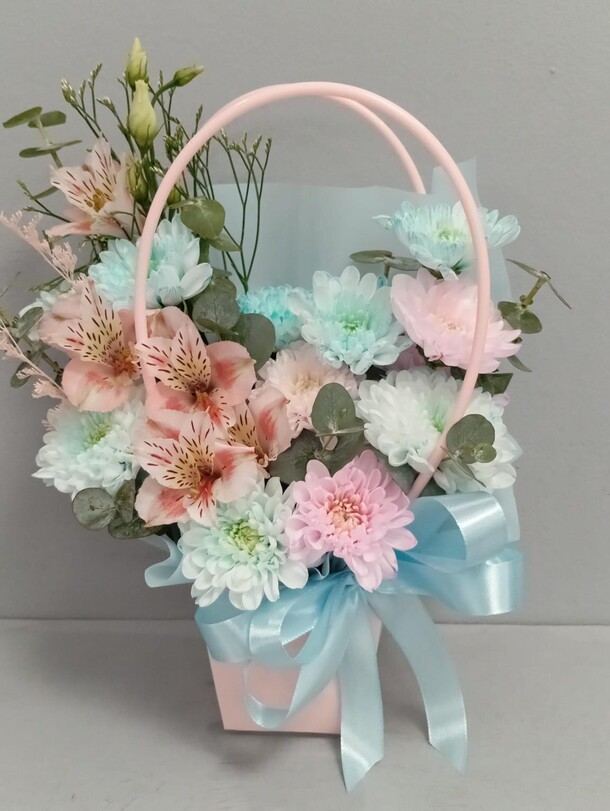 Цветы в коробке, артикул F1421701 - 2471 рублей, доставка по городу. Flawery - доставка цветов