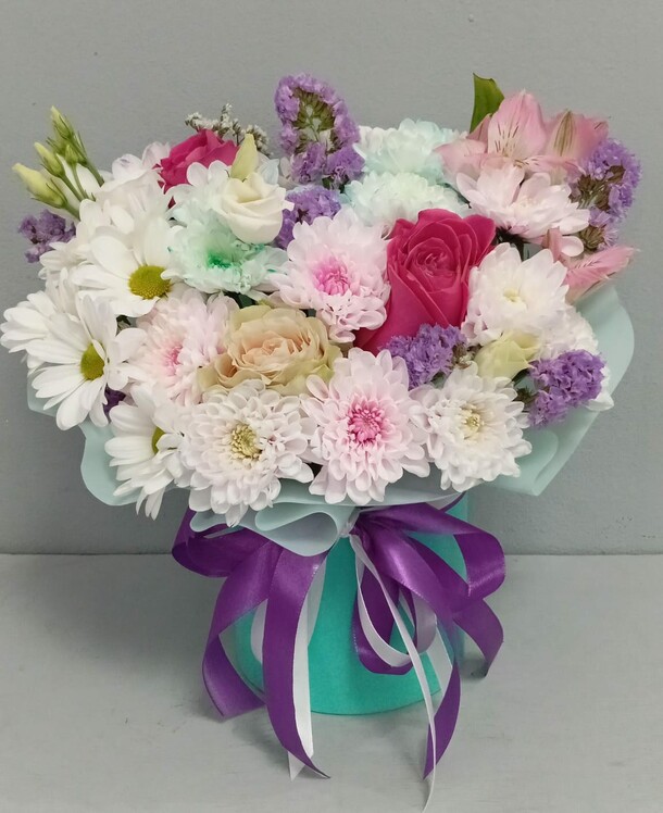 Цветы в коробке, артикул F1423684 - 3107 рублей, доставка по городу. Flawery - доставка цветов