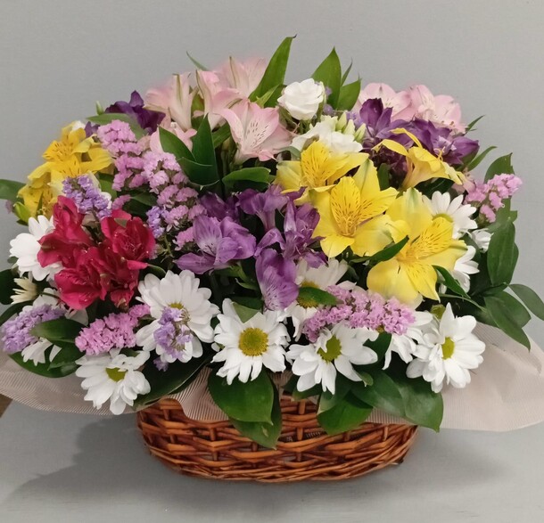 Цветы в корзине, артикул F1424854 - 8347 рублей, доставка по городу. Flawery - доставка цветов