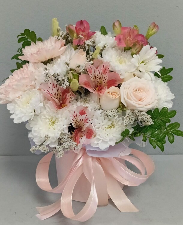 Цветы в коробке, артикул F1426352 - 3107 рублей, доставка по городу. Flawery - доставка цветов