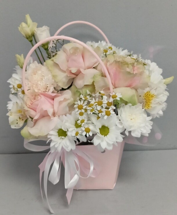 Цветы в коробке, артикул F1430259 - 3612 рублей, доставка по городу. Flawery - доставка цветов