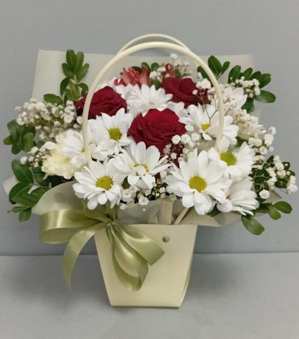 Цветы в коробке, артикул F1430264 - 3794 рублей, доставка по городу. Flawery - доставка цветов