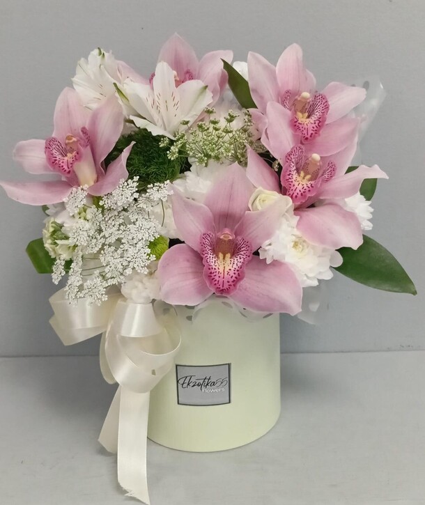 Цветы в коробке, артикул F1432539 - 3463 рублей, доставка по городу. Flawery - доставка цветов