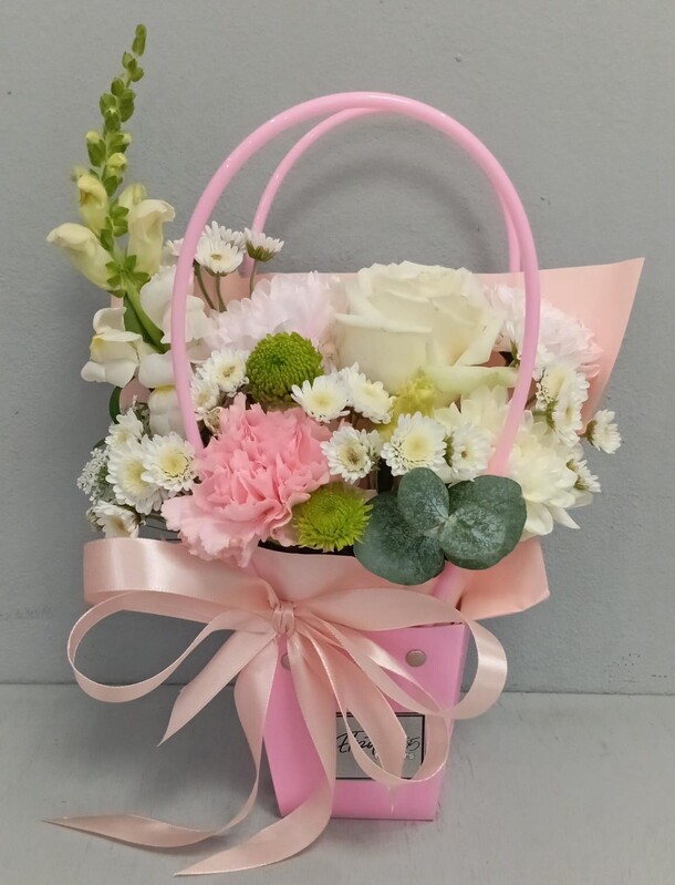 Цветы в коробке, артикул F1436731 - 3182 рублей, доставка по городу. Flawery - доставка цветов