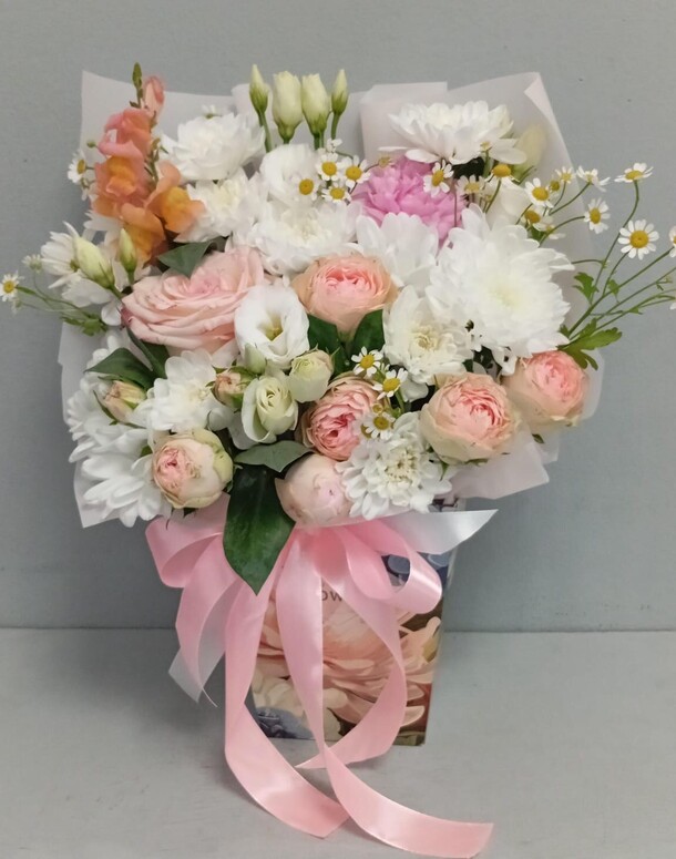 Цветы в коробке, артикул F1441715 - 3604 рублей, доставка по городу. Flawery - доставка цветов