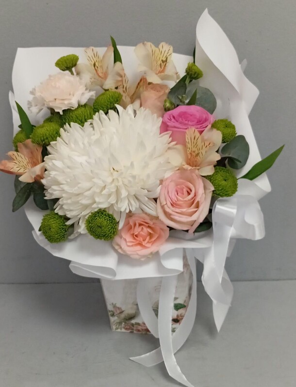 Цветы в коробке, артикул F1446793 - 3132 рублей, доставка по городу. Flawery - доставка цветов