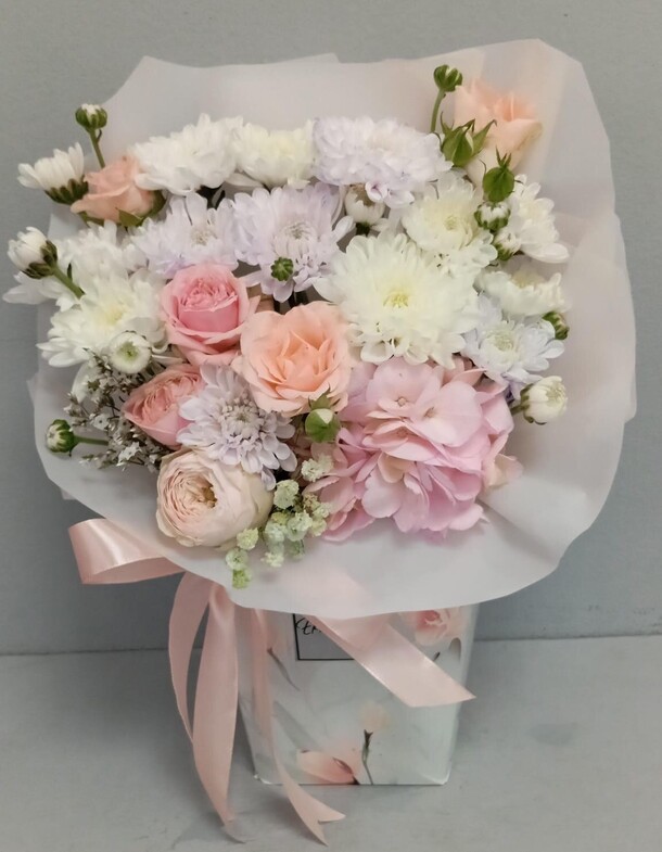 Цветы в коробке, артикул F1448414 - 3595 рублей, доставка по городу. Flawery - доставка цветов