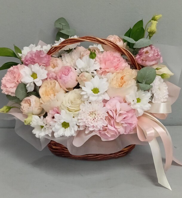 Цветы в корзине, артикул F1450402 - 6083 рублей, доставка по городу. Flawery - доставка цветов