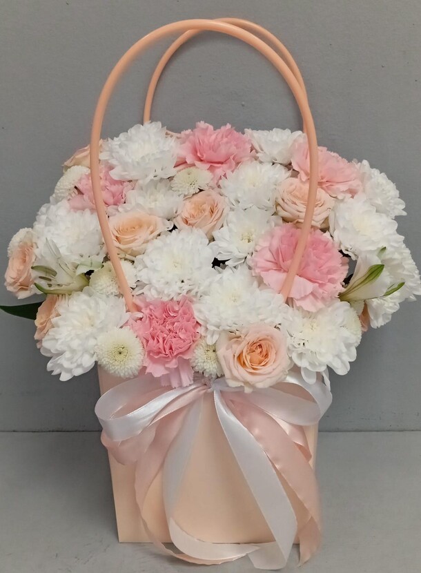 Цветы в коробке, артикул F1451760 - 4173 рублей, доставка по городу. Flawery - доставка цветов