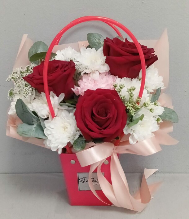 Цветы в коробке, артикул F1491656 - 3008 рублей, доставка по городу. Flawery - доставка цветов