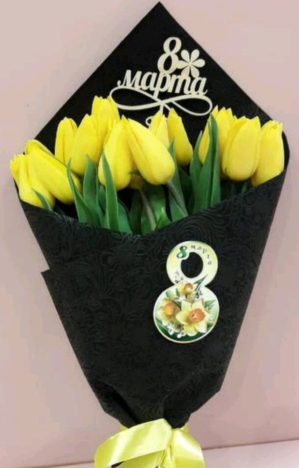 Букет желтых тюльпанов в фетре, артикул F72888 - 3939 рублей, доставка по городу. Flawery - доставка цветов