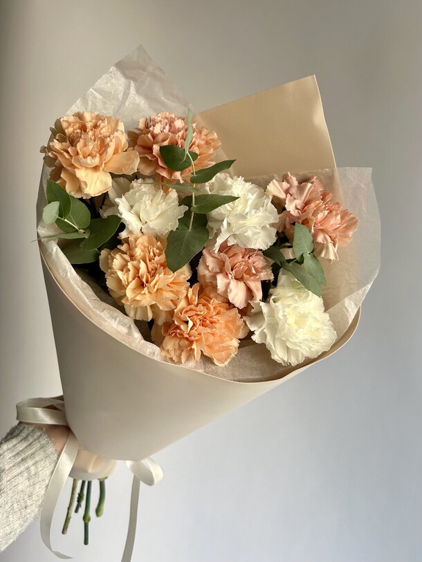 Милый букет из сортовых диантусов и эвкалипта, артикул F1219882 - 3311 рублей, доставка по городу. Flawery - доставка цветов