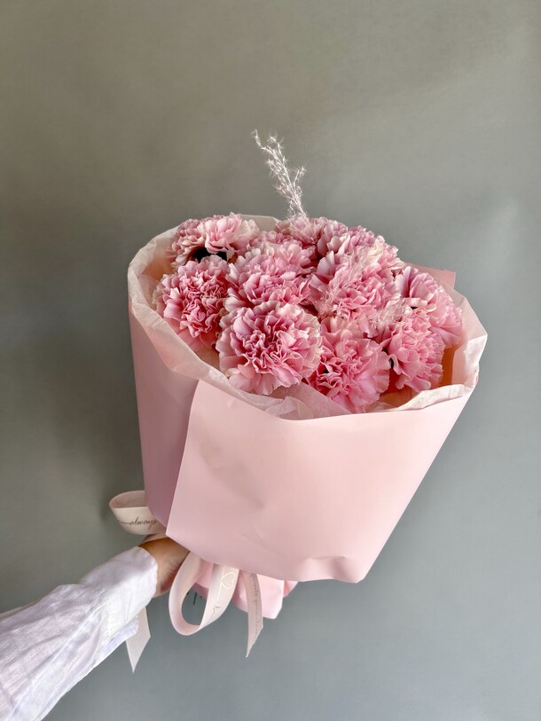 Нежный букет из сортовых гвоздик, артикул F1219890 - 3575 рублей, доставка по городу. Flawery - доставка цветов