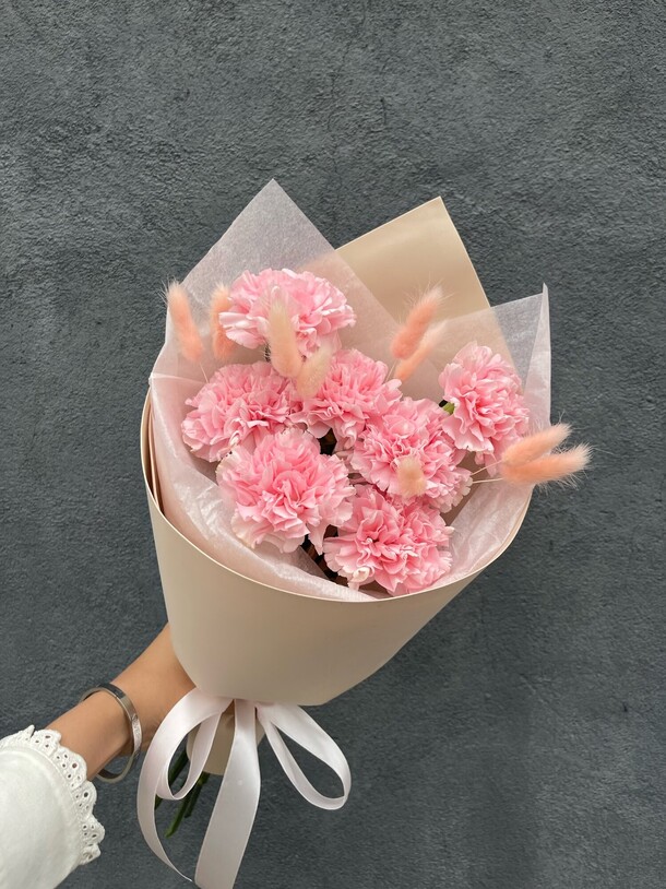 Розовые гвоздики с лагурусом, артикул F1223546 - 2288 рублей, доставка по городу. Flawery - доставка цветов