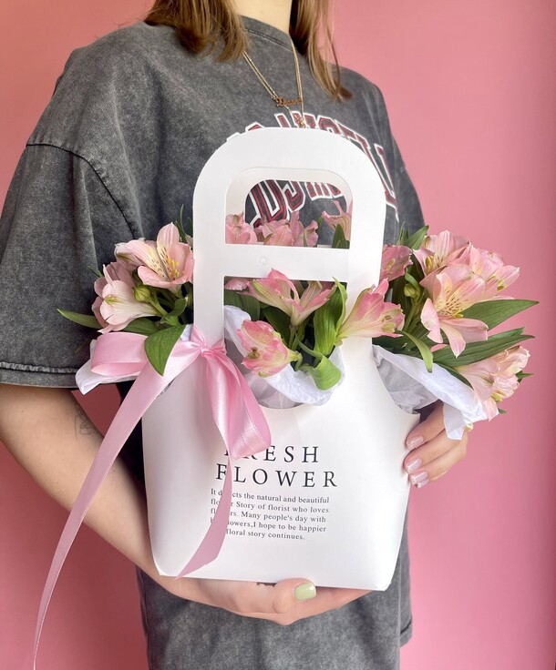 Сумочка с альстромерией, артикул F1256166 - 2833 рублей, доставка по городу. Flawery - доставка цветов