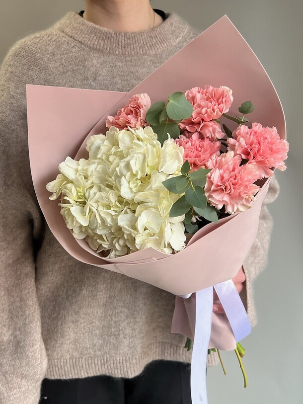 Дуо букет с гортензией и диантусами, артикул F1419936 - 3800 рублей, доставка по городу. Flawery - доставка цветов