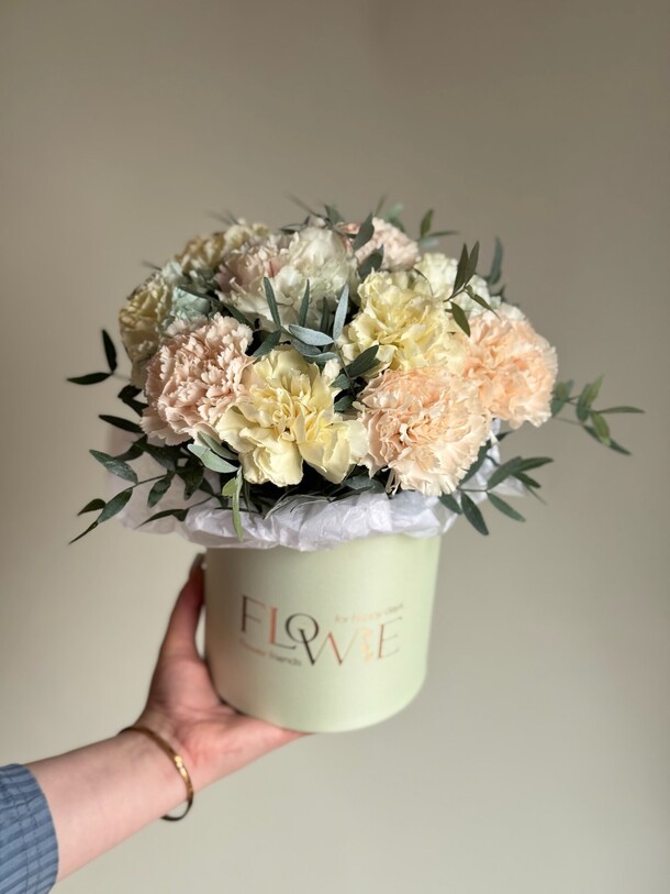 Милая композиция с диантусами, артикул F1435757 - 3410 рублей, доставка по городу. Flawery - доставка цветов