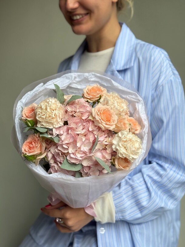 Нежный сборный букет с гортензией, эвкалиптом и кустовой розой, артикул F1447762 - 5100 рублей, доставка по городу. Flawery - доставка цветов