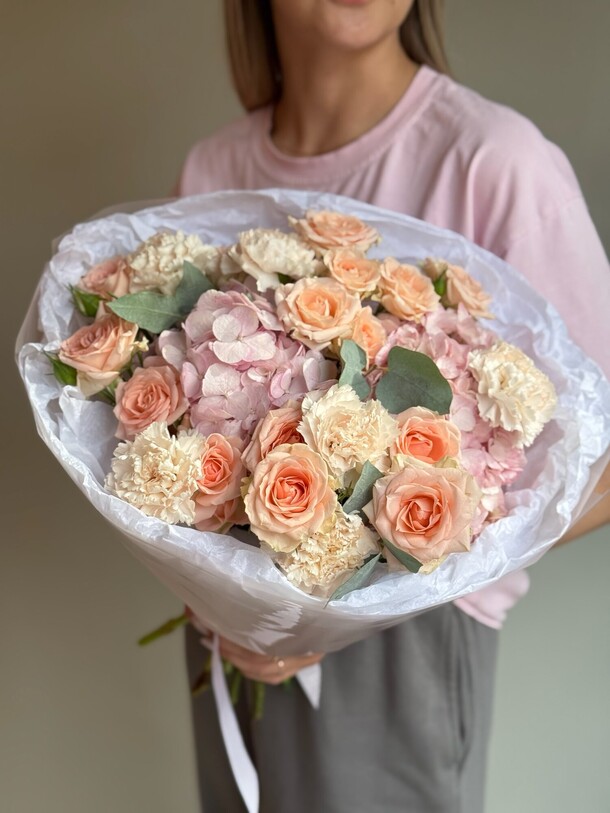 Шикарный  букет с гортензией и диантусами, артикул F1447766 - 7100 рублей, доставка по городу. Flawery - доставка цветов